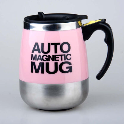 Tasse à café à agitation automatique de couleur rose avec inscription AUTO MAGNETIC MUG en noir.