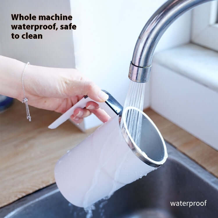 smart temperature-measuring stirring cup sous l'eau, entièrement étanche et facile à nettoyer.